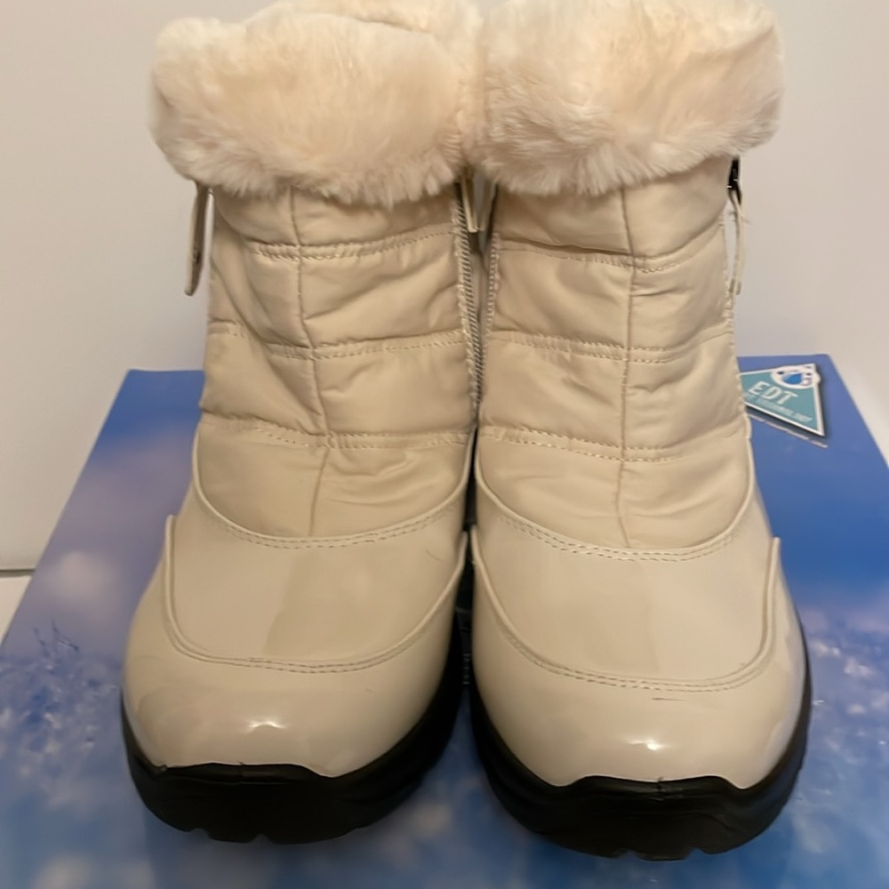 Easy Dry by Easy Street Winter White Patent Frosty Waterproof Boots Size 7 1/2 M